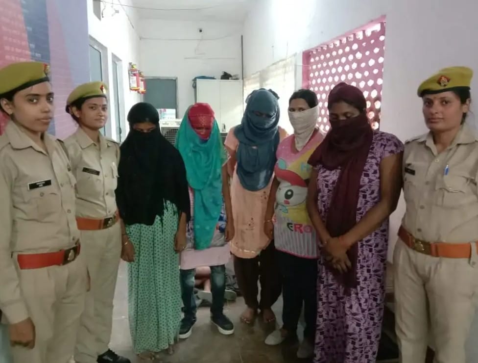 थाना हाईवे की सौंख रोड की कालोनी के घर में चल रहा  सेक्स रैकेट,  थाना हाईवे पुलिस पुलिस ने 5 महिलाओं सहित 7 पकड़े 