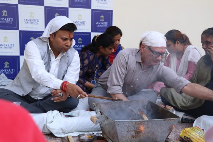 संस्कृति विवि में हवन-पूजन के साथ नए सत्र का शुभारंभ