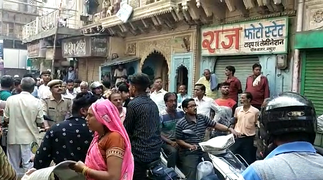  ई-रिक्शा चालक ने व्यापारी का फोडा सर बाजार हुआ बंद