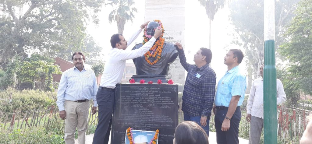 वृंदावन महात्मा गांधी एवं लाल बहादुर शास्त्री की मनाई गई जयंती,गांधी पार्क में गांधी जी की प्रतिमा पर किया गया माल्यार्पण