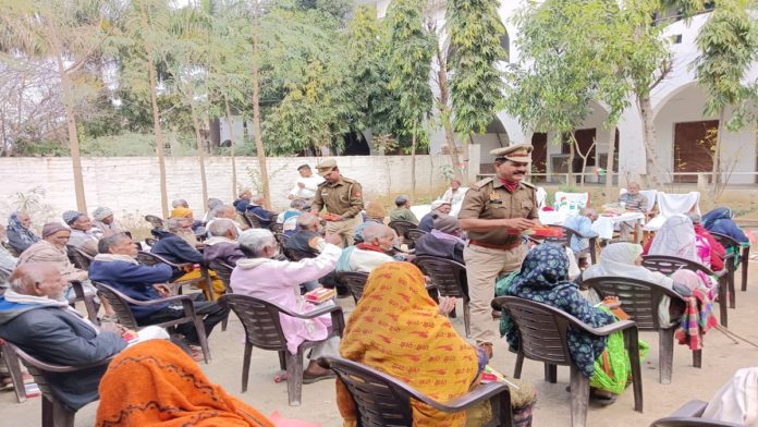 वृद्धा आश्रम में यातायात पुलिस टीम द्वारा 26 जनवरी गणतंत्र दिवस में हुआ मिष्ठान वितरण