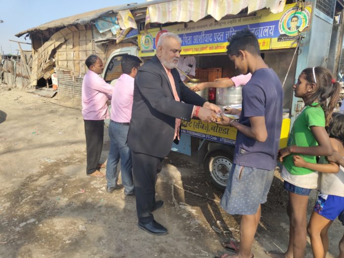 राजन कुमार श्रीवास्तव ने आग से बेघर हुए 400 लोगों को वितरित किया भोजन