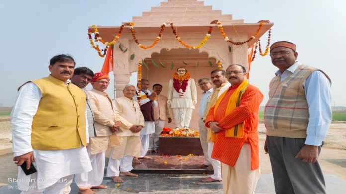 गाउग्राम परखम में हुआ शिव मंदिर की प्राण प्रतिष्ठा एवं दीनदयाल जी की मूर्ति का अनावरण