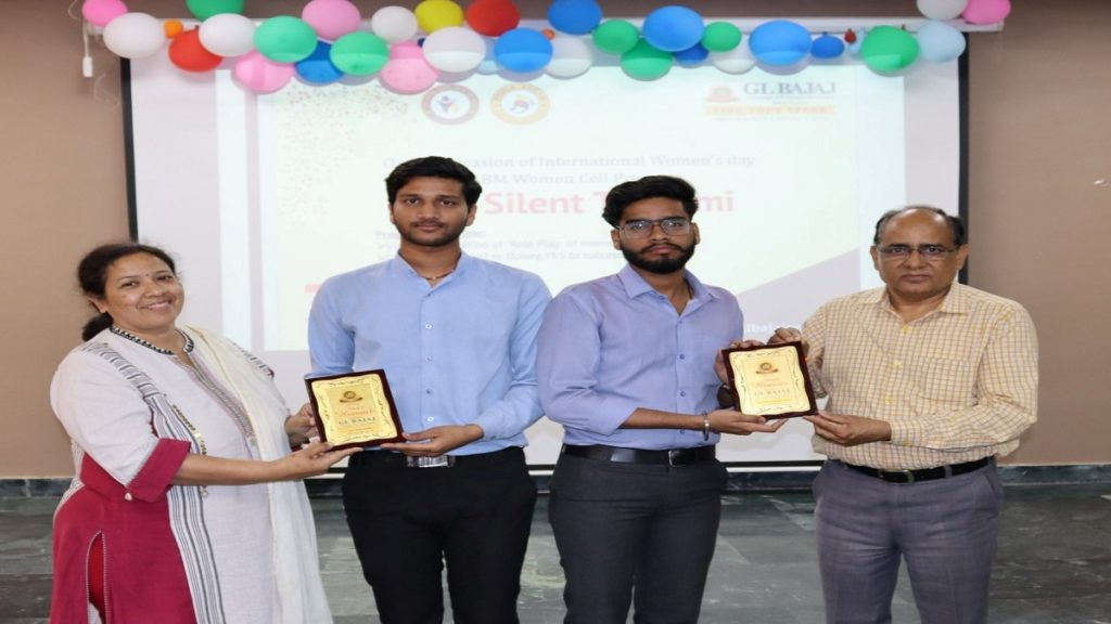 वाद-विवाद प्रतियोगिता के विजेता तथा उप-विजेता छात्रों को सम्मानित करते डॉ. भोले सिंह और डॉ. नक्षत्रेश कौशिक