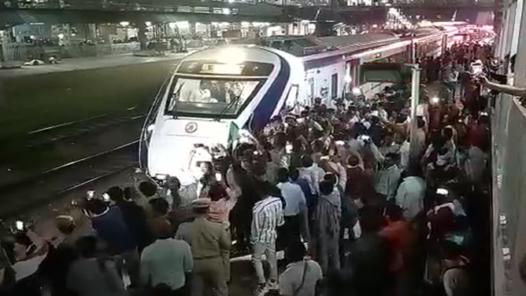 वंदे भारत ट्रेन का मथुरा में स्टॉपेज ना होने से स्थानीय लोगों में खासी नाराजगी है