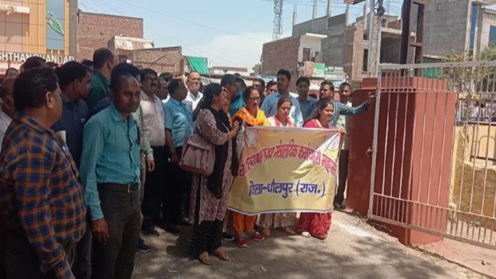 धौलपुर में कलेक्ट्रेट के सामने कर्मचारियों का अनिश्चितकालीन धरना शुरू