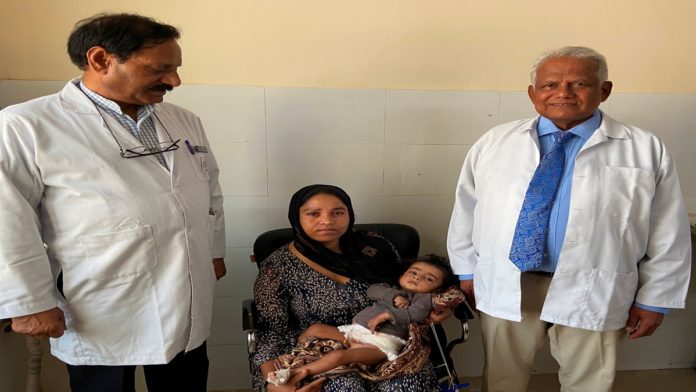 के.डी. हॉस्पिटल में छह माह के बच्चे की जन्मजात विकृति दूरशिशु शल्य चिकित्सक श्याम बिहारी शर्मा ने किया ऑपरेशन