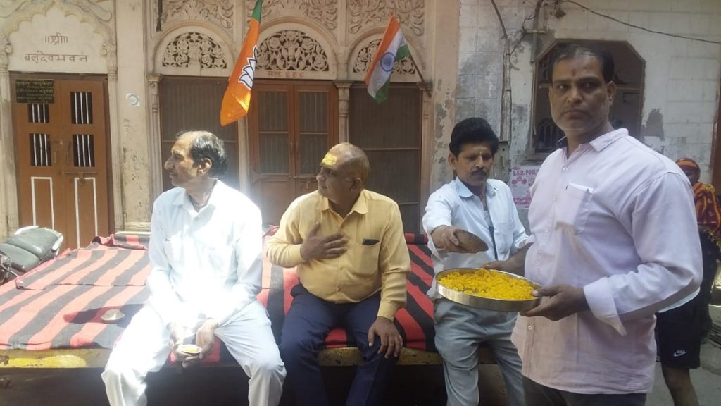 हनुमान जयंती के शुभ अवसर पर भाजपा महानगर के कार्यकर्ताओं ने महादेव पर विराजमान हनुमान जी का चौला चढाकर जनता को प्रसाद विवरण किया