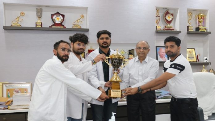 डॉक्टर्स क्रिकेट लीग में के.डी. मेडिकल कॉलेज का जोरदार प्रदर्शनडॉ. मनीष को मिला सर्वश्रेष्ठ क्षेत्ररक्षक का पुरस्कार