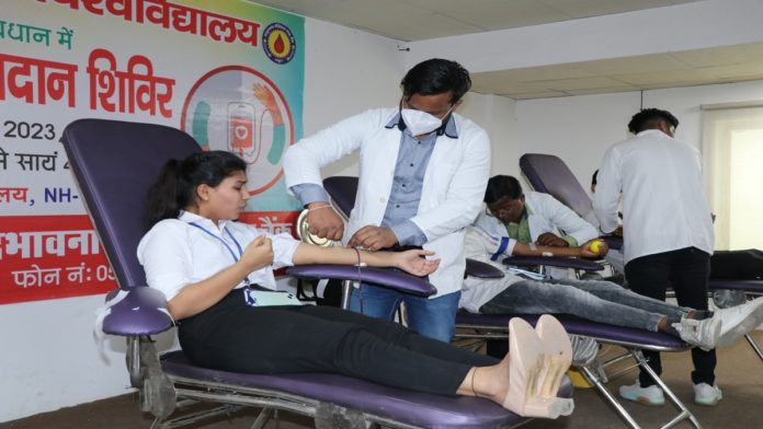 संस्कृति विश्वविद्यालय में लगे रक्तदान शिविर में रक्तदान करते विवि के छात्र-छात्राएं।