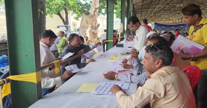 लखीमपुर खीरी में मतदान के लिए नवीन मंडी स्थल पर पोलिंग पार्टियां हुई रवाना