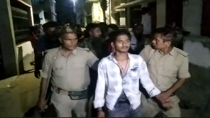 भागलपुर में पहले छात्रों के दो गुटों में झड़प हुई, फिर बाजार के बीचोबीच हुई बम बाजी
