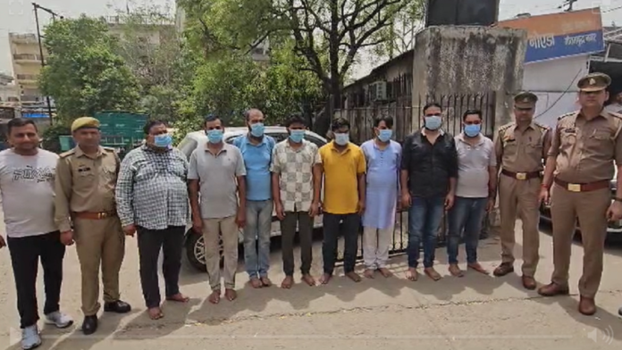 नोएडा पुलिस ने बैंकों के फर्जी कागजात बनाकर उनसे फर्जी अकाउंट खोलकर करोड़ों रुपए का बैंकों को चूना लगाने वाले आठ अभियुक्तों को किया गिरफ्तार