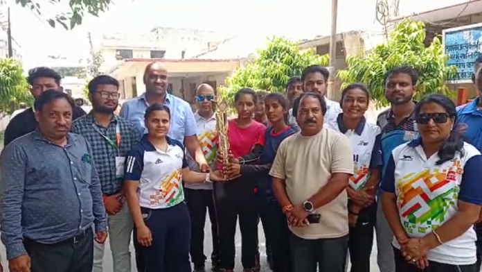 मुरादाबाद में खेलो इंडिया टीम द्वारा जिलाधिकारी को मशाल की गई भेंट
