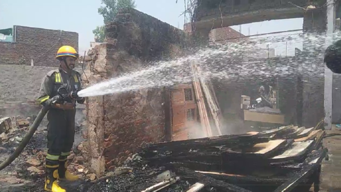 कबाड़ के गोदाम में शॉर्ट सर्किट से लगी आग, लाखों का सामान जलकर हुआ राख