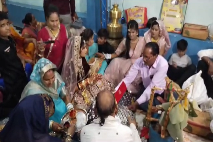पुत्र ने माता -पिता की खुशी के लिए कुछ अलग ही कर दिया 50 वी शादी की बर्ष गाँठ को अनूठे अंदाज में मनाया