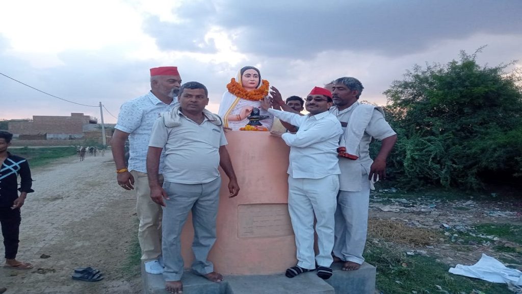 गोवर्धन के गाँव राजपुर में सपा के पूर्व प्रत्याशी व पूर्व जिलाध्यक्ष ने कार्यकर्ताओं के साथ रमाबाई मूर्ति पर किया माल्यार्पण