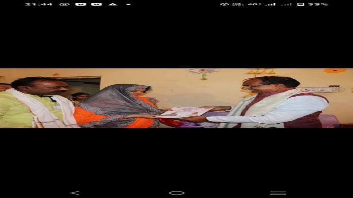 मुख्यमंत्री शिवराज सिंह चौहान ने मलांजखण्ड में घर-घर जाकर महिलाओं को वितरित किये लाडली बहना योजना के स्वीकृति पत्र
