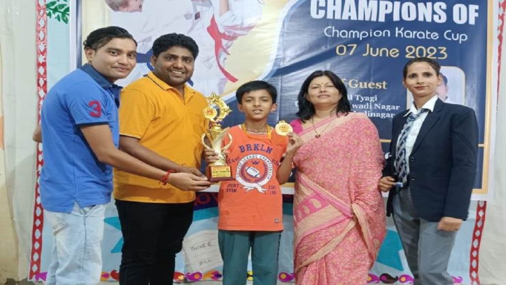 आरआईएस के छात्र हार्दिक अग्रवाल ने कराटे में जीता गोल्ड मेडल