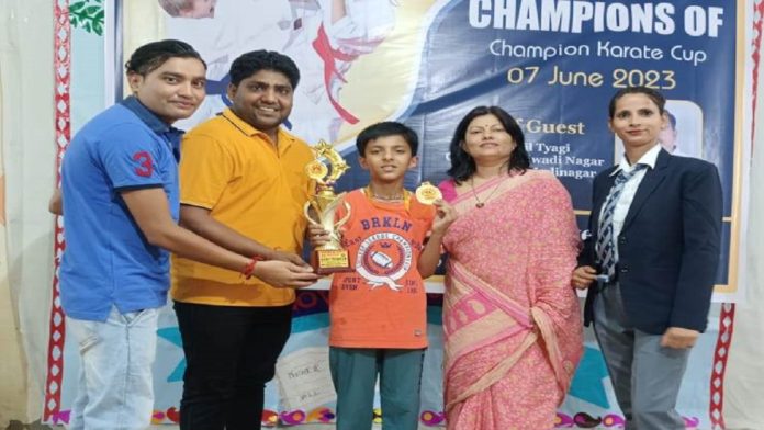 आरआईएस के छात्र हार्दिक अग्रवाल ने कराटे में जीता गोल्ड मेडल