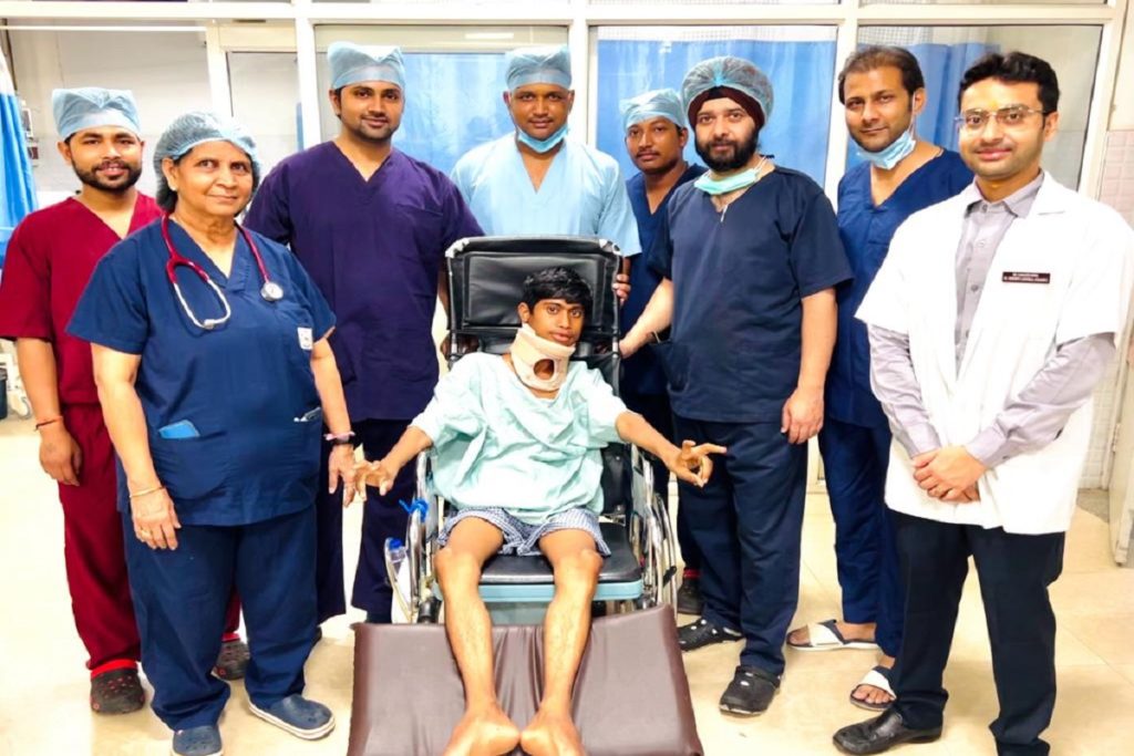 रोहित के बेजान हाथ-पैरों में के.डी. हॉस्पिटल के न्यूरो सर्जनों ने डाली जान