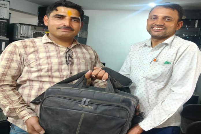 स्टार्टअप से युवाओं को जोड़ने के लिए समाजसेवी संजीव कुमार ने सहयोग कम्प्यूटर एजुकेशन ग्रुप को पांच लैपटॉप दिए