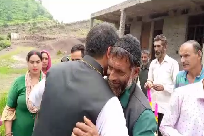 भाजपा नेता मंजूर नाइक ने बुद्धल विधानसभा क्षेत्र के खवास तहसील के दूर-दराज के इलाकों का दौरा किया, जोरदार स्वागत किया गया
