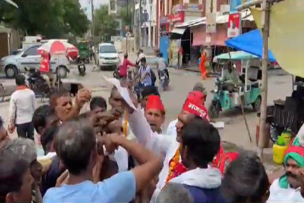 कानपुर में मजदूरों के लिए मजदूर सभा समाजवादी पार्टी की तरफ से लगाई गई चौपाल