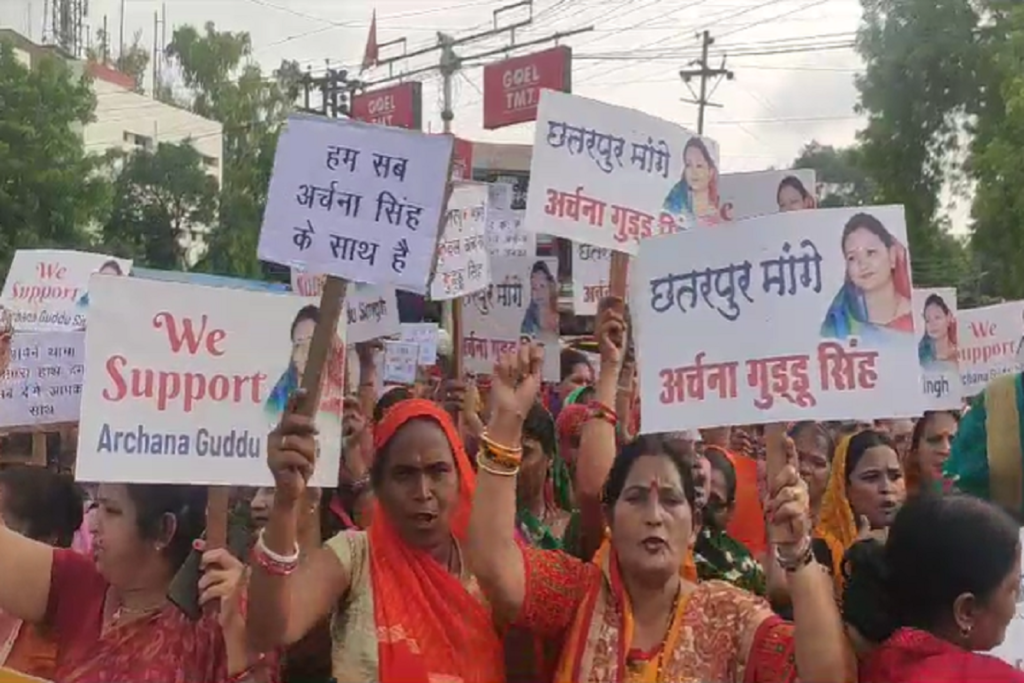 छतरपुर सदर सीट में एक बार फिर महिलाओं के द्वारा अर्चना गुड्डू सिंह के समर्थन में चूड़ियां दिखाते हुए शक्ति प्रदर्शन किया