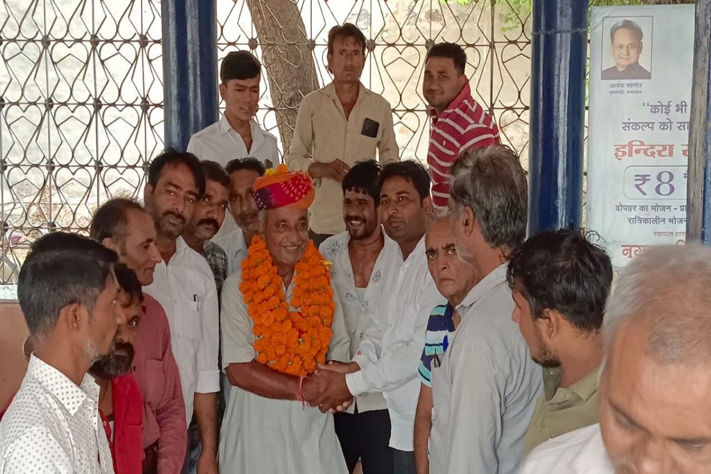 राजपुरोहित राजेंद्र प्रजापत का कांग्रेस के कार्यकर्ताओ ने माला व साफा पहनाकर मुंह मीठा कर बधाइयां दी