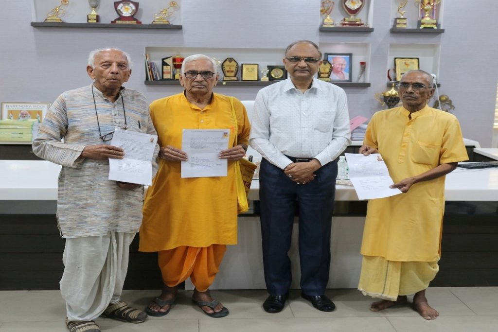 गायत्री तपोभूमि के तीन बुजुर्गों ने लिया देहदान का निर्णय के.डी. मेडिकल कॉलेज के एनोटॉमी विभाग में भरे संकल्प पत्र
