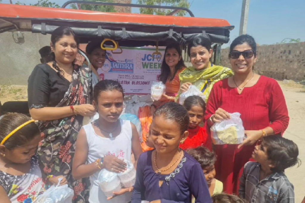 जे.सी.आई. बालोतरा ब्लॉसम द्वारा जे.सी. सेवा सप्ताह के कार्यक्रम की श्रृंखला में आज चौथे दिन जरूरतमंद लोगों को भोजन वितरित किया गया
