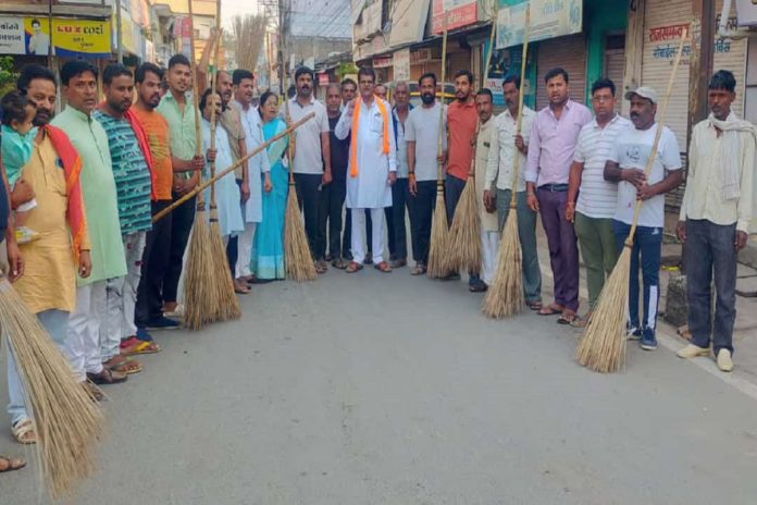 शहर की सड़को की सफाई कर भाजपा कार्यकर्ताओ ने किया श्रमदान