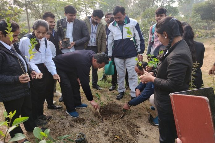 संस्कृति विवि में पौधे लगाकर मनाया राष्ट्रीय प्रदूषण नियंत्रण दिवस