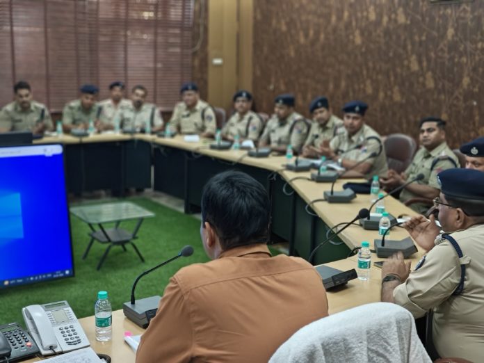 वरिष्ठ मंडल सुरक्षा आयुक्त आरपीएफ ने निरीक्षकों के साथ ली अपराध गोष्ठी के संबंध में बैठक