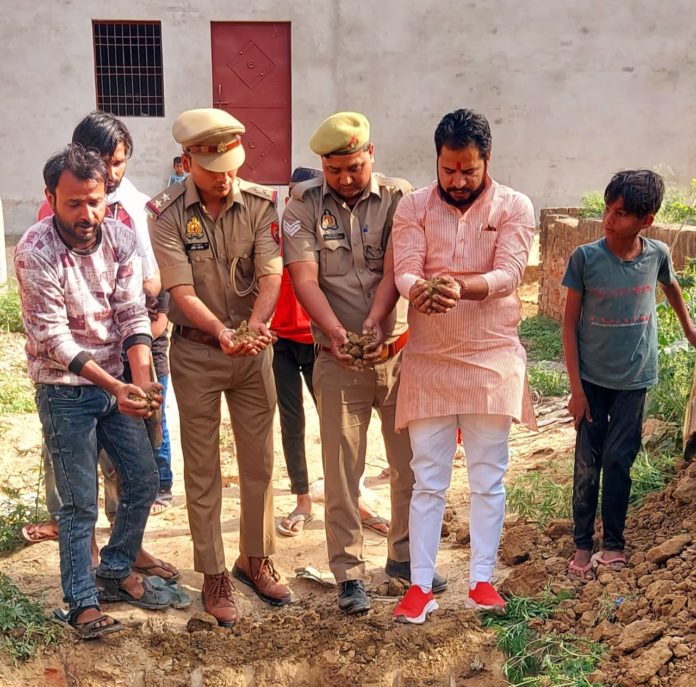 मृत गाय का हिंदू रीति रिवाज से किया अंतिम संस्कार