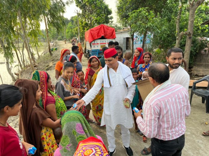 बाढ़ पीड़ितों की मदद को आगे आए सपा नेता राजू