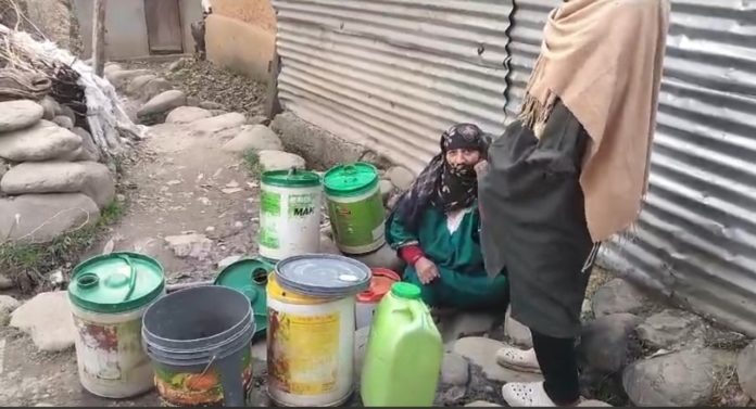कुलगाम के सलामकानी गांव में पानी की किल्लत, स्थानीय लोग परेशान