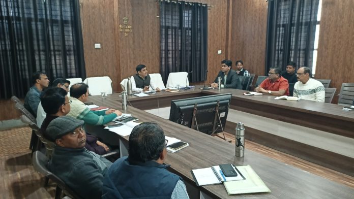 जिला कलेक्टर ने ली अधिकारियों की बैठक