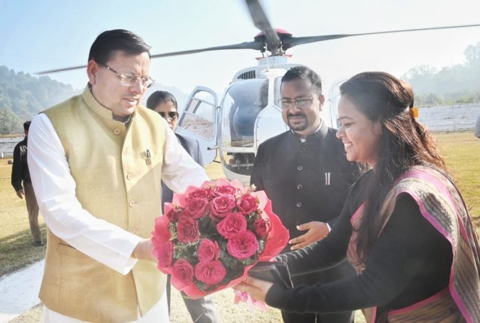 निजी कार्यक्रम में पहुंचे उत्तराखंड के मुख्यमंत्री ने दी वर वधू को शुभकामनाएं