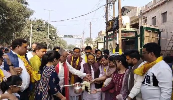 गोवर्धन में कृत्रिम रजत गाय के थनों से व परिक्रमा मार्ग में पढ़ने वाले समस्त कुंडों के जल से गिरिराज जी का किया अभिषेक