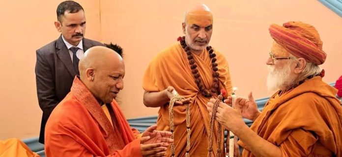 Peethadhishwar Karshni Gurusharanand ji welcomed Chief Minister Yogi Adityanath by gifting him a garland.