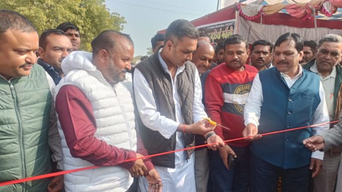 Maharajpur MLA Kamakhya Pratap Singh inaugurated the event by cutting the ribbon.