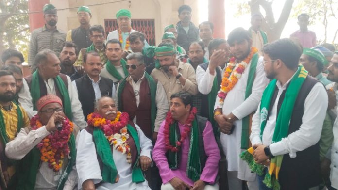 National President Bhanu Pratap Singh surrounded Bidhuna tehsil with farmers.