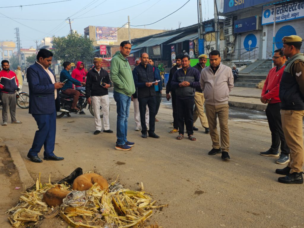 जिलाधिकारी चन्द्र प्रकाश सिंह ने नगर पंचायत चौमुंहा, नगर पंचायत छाता तथा नगर पालिका कोसीकलां का निरीक्षण किया